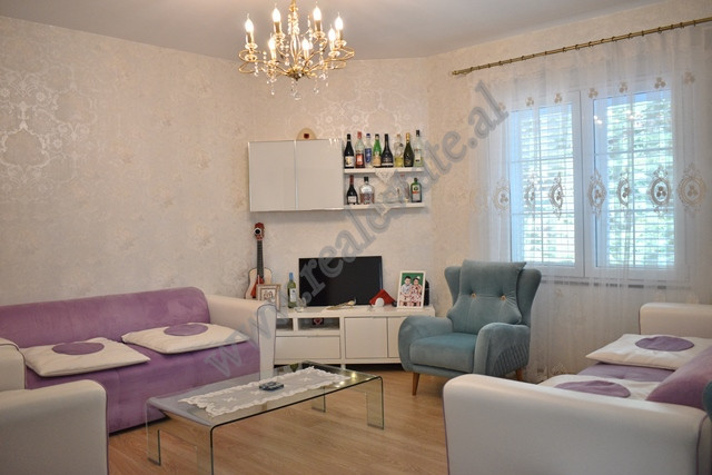 Apartament 3+1 me qira ne rrugen 3 Vellezerit Kondi prane shkolles Viktor Hygo ne Tirane.
Eshte e p